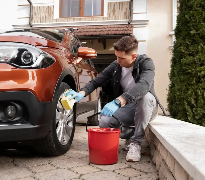 Lavage auto à domicile Saussignac : professionnel intervenant sur un véhicule